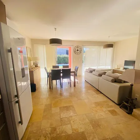 Maison Face A La Villa